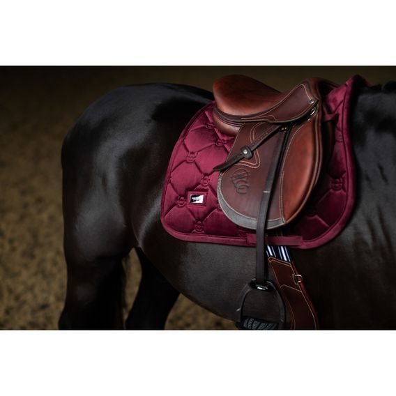 Podsedlová dečka Equestrian Stockholm Velvet Merlot Kolekce 2026/27