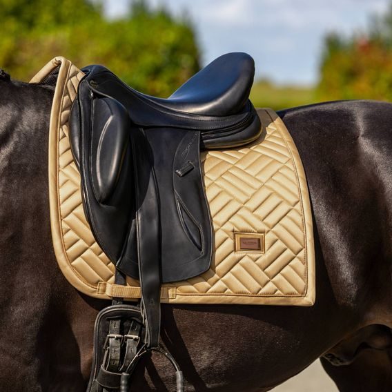 Podsedlová dečka Equestrian Stockholm Modern Midsummer Glow Kolekce 2026