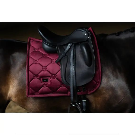 Podsedlová dečka Equestrian Stockholm Velvet Merlot Kolekce 2026/27