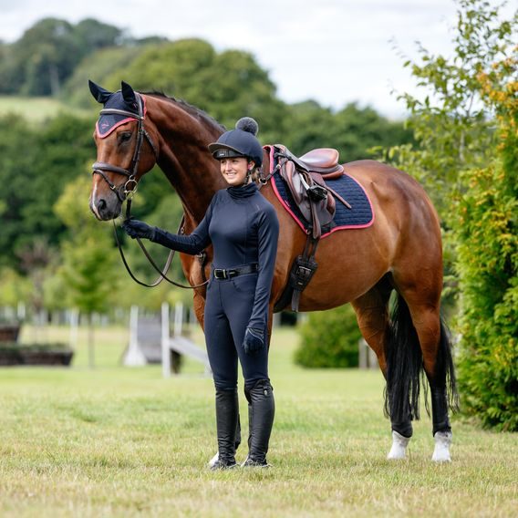 Podsedlová dečka LeMieux Suede Square Navy/cranberry Kolekce 2025/26