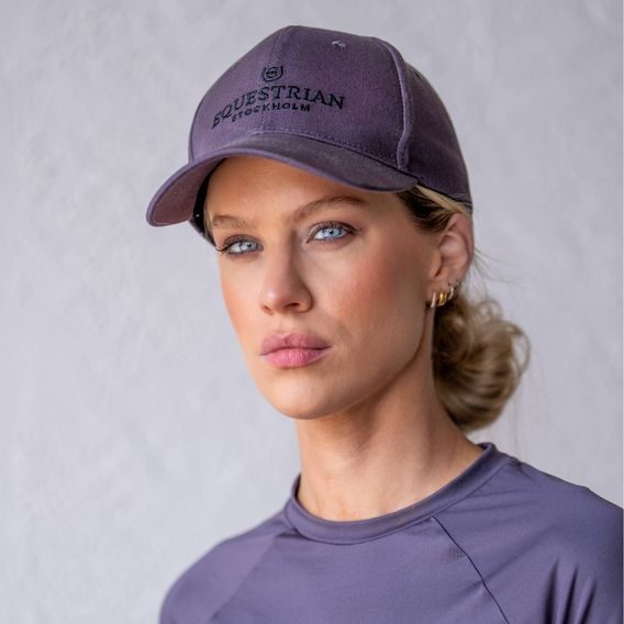 Baseballová čepice Equestrian Stockholm Dark Violet Kolekce 2025/26