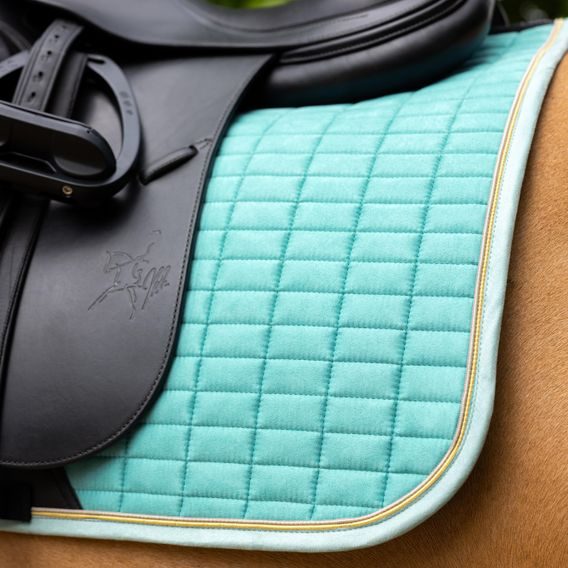 Podsedlová dečka LeMieux Suede Square Lagoon Kolekce 2025