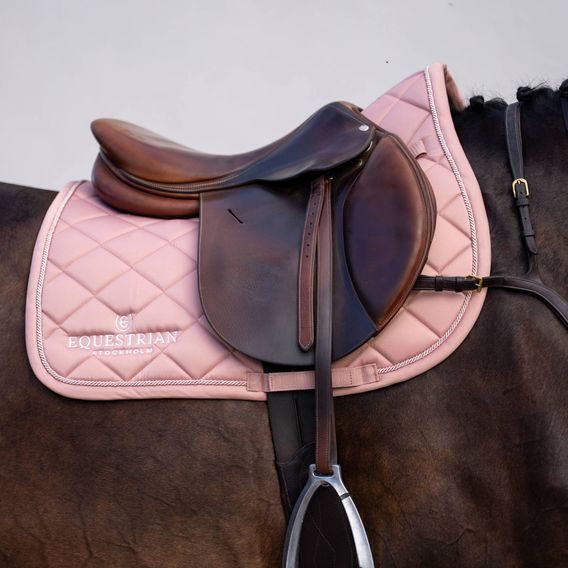 Podsedlová dečka Equestrian Stockholm Line Pink Kolekce 2026
