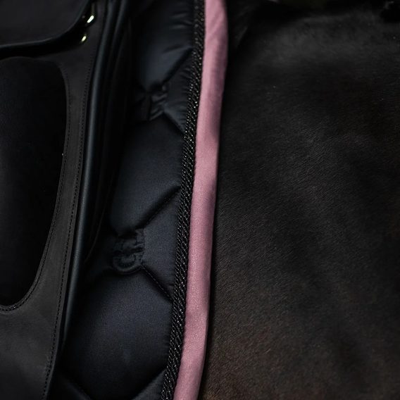 Podsedlová dečka Equestrina Stockholm Black Blush Kolekce 2026/27