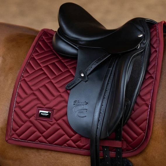 Podsedlová dečka Equestrian Stockholm Modern Bordeaux