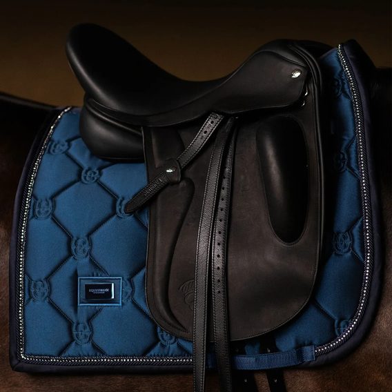 Podsedlová dečka Equestrian Stockholm Crystal Shine Blue Meadow Kolekce 2026/27