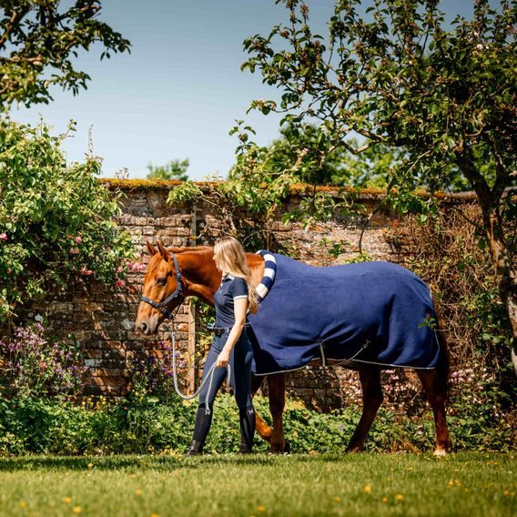 Deka odpocovací Horseware Newmarket Cosy Fleece