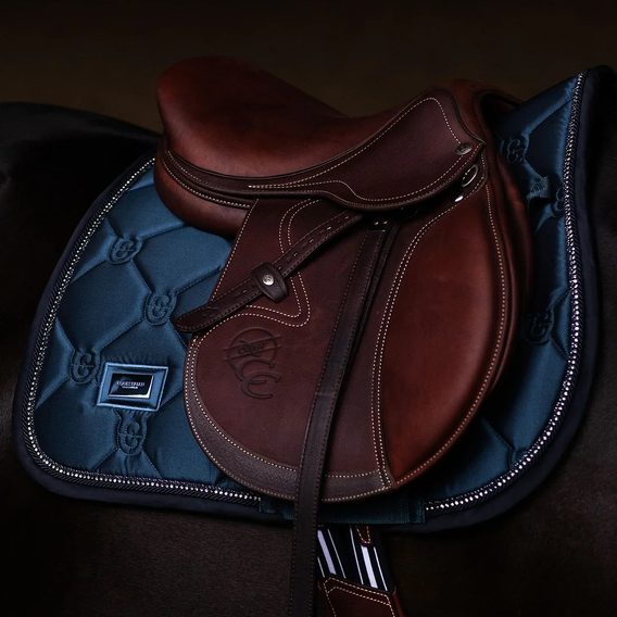 Podsedlová dečka Equestrian Stockholm Crystal Shine Blue Meadow Kolekce 2026/27