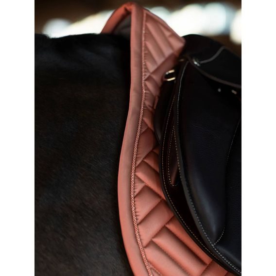 Podsedlová dečka Equestrian Stockholm Modern Coral Kolekce 2025