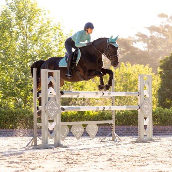 Podsedlová dečka LeMieux Suede Square Lagoon Kolekce 2025