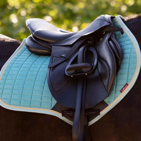 Podsedlová dečka LeMieux Suede Square Lagoon Kolekce 2025