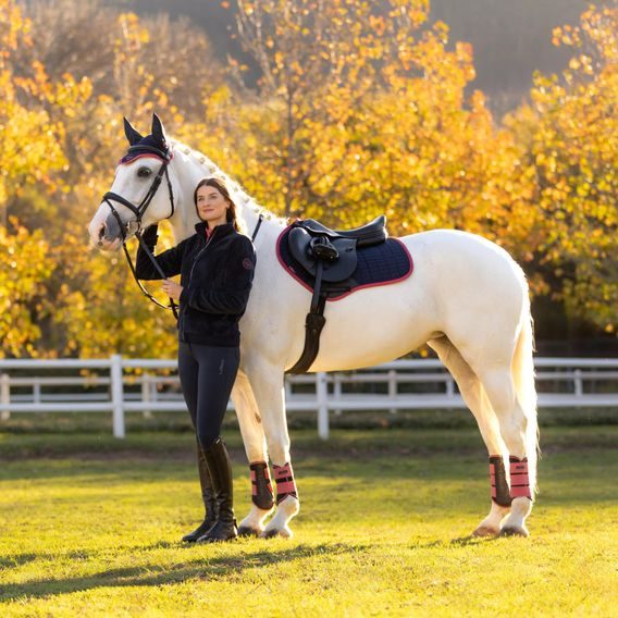 Podsedlová dečka LeMieux Suede Square Navy/cranberry Kolekce 2025/26
