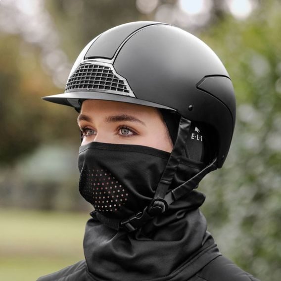 Kukla pod helmu elastická