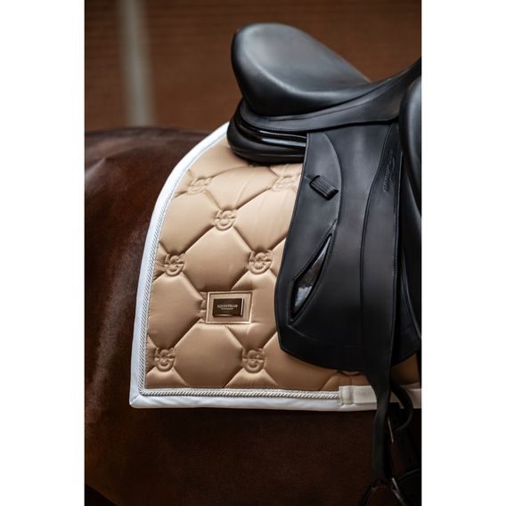 Podsedlová dečka Equestrian Stockholm Sand Kolekce 2026