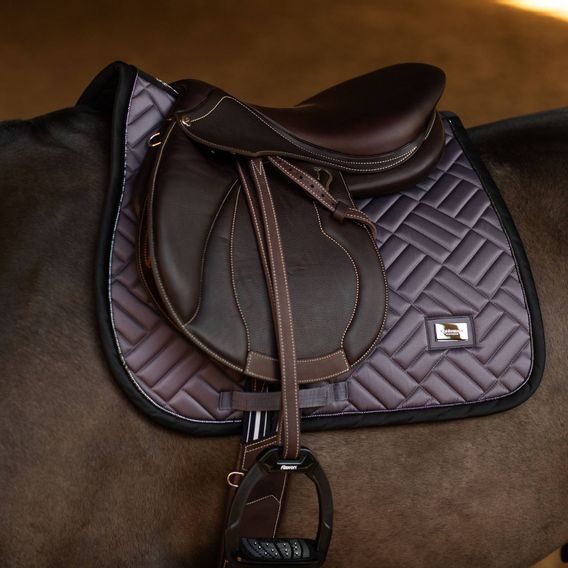 Podsedlová dečka Equestrian Stockholm Modern Dark Violet Kolekce 2025/26