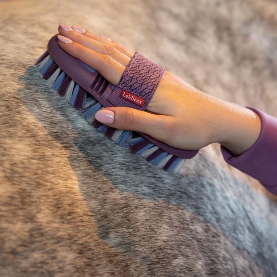 Kartáč LeMieux Flexi Soft Body Kolekce 2026