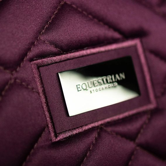 Podsedlová dečka Equestrian Stockholm Crystal Shine Mauve Wine Kolekce 2026/27