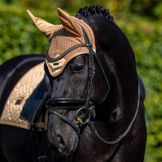 Čabraka na uši Equestrian Stockholm Modern Midsummer Glow Kolekce 2026