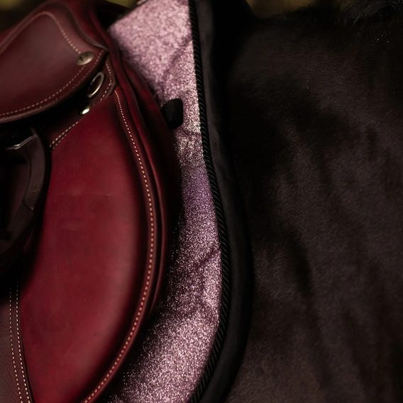 Podsedlová dečka Equestrian Stockholm Pink Glimmer Kolekce 2026/27