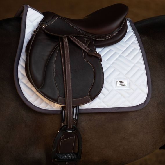 Podsedlová dečka Equestrian Stockholm Modern White Dark Violet Kolekce 2025/26