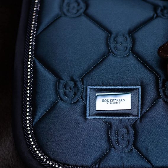 Podsedlová dečka Equestrian Stockholm Crystal Shine Blue Meadow Kolekce 2026/27