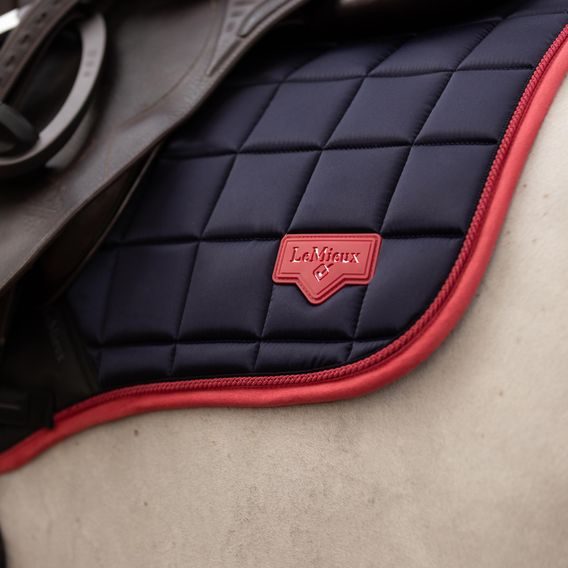 Podsedlová dečka LeMieux Loire Classic Navy/cranberry KOLEKCE 2025/26
