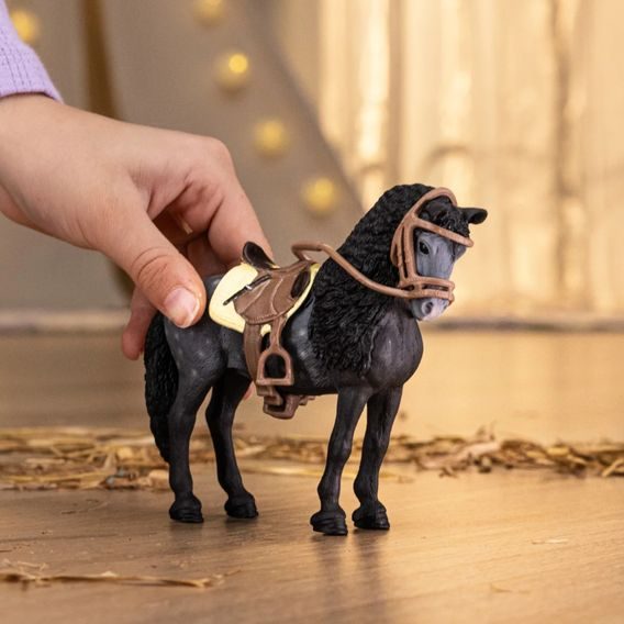 Schleich 42708 - Klisna Pura Raza Espanola se sedlem a uzdou