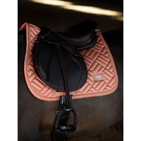 Podsedlová dečka Equestrian Stockholm Modern Coral Kolekce 2025