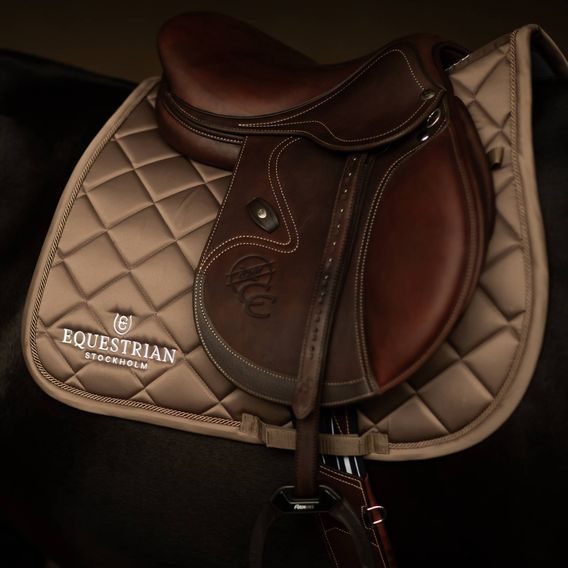Podsedlová dečka Equestrian Stockholm Line Champagne Kolekce 2026