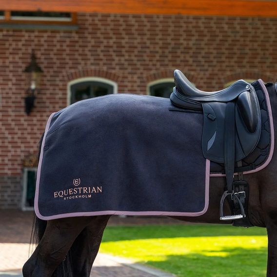 Deka bederní Equestrian Stockholm Fleece Quarter Black blush Kolekce 2026/27