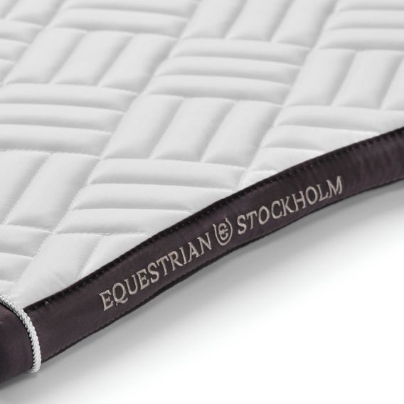 Podsedlová dečka Equestrian Stockholm Modern White Dark Violet Kolekce 2025/26
