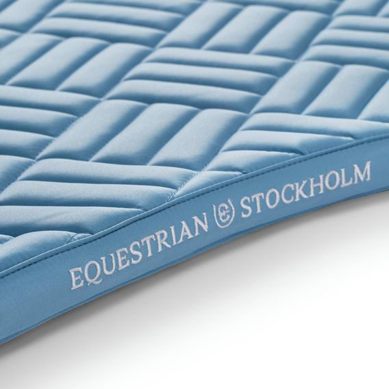 Podsedlová dečka Equestrian Stockholm Modern Midsummer Blue Kolekce 2026