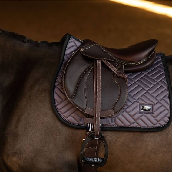 Podsedlová dečka Equestrian Stockholm Modern Dark Violet Kolekce 2025/26