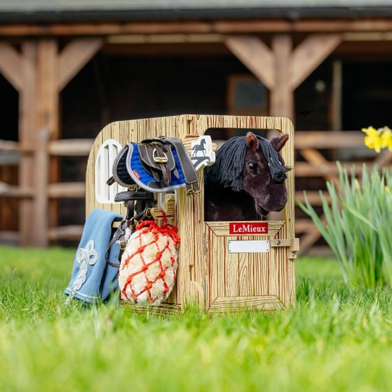 Hračka LeMieux Toy Pony Wooden Stable Set