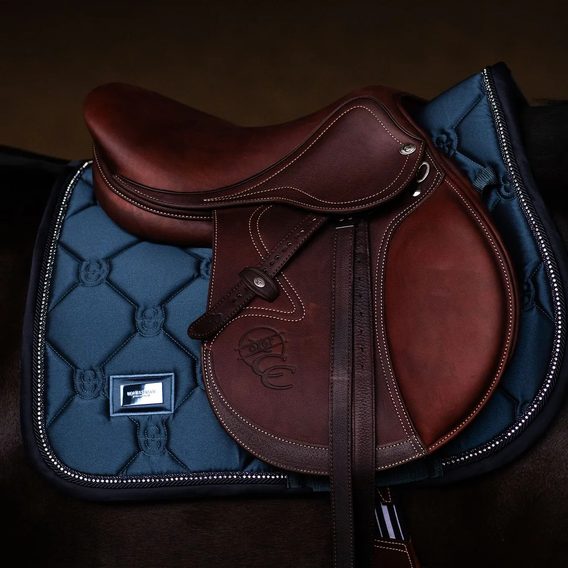 Podsedlová dečka Equestrian Stockholm Crystal Shine Blue Meadow Kolekce 2026/27