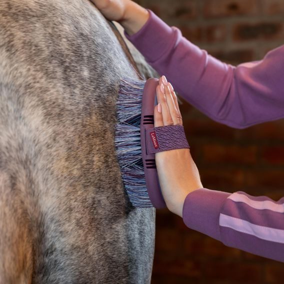 Kartáč LeMieux Flexi Flicky Brush Kolekce 2026