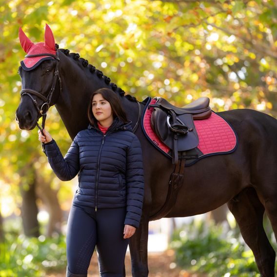 Podsedlová dečka LeMieux Suede Square Cranberry Kolekce 2025/26