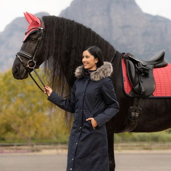 Podsedlová dečka LeMieux Suede Square Cranberry Kolekce 2025/26