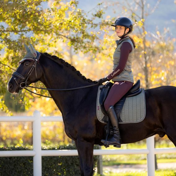 Podsedlová dečka LeMieux Suede Square Rosemary Kolekce 2025/26