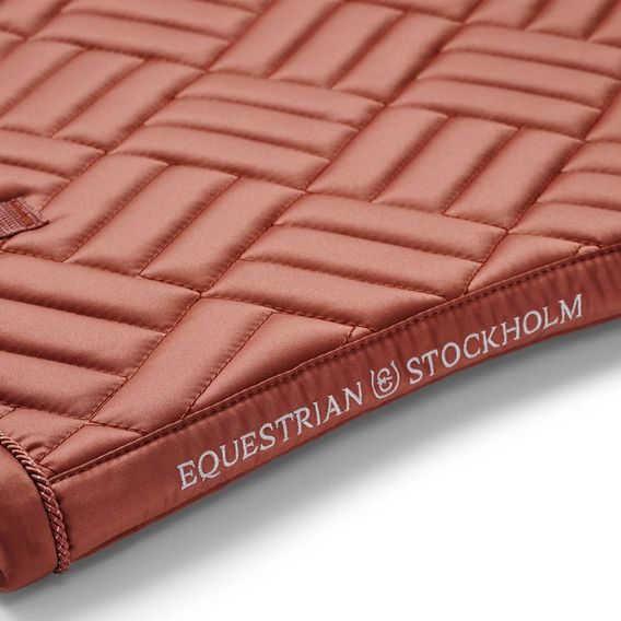 Podsedlová dečka Equestrian Stockholm Modern Coral Kolekce 2025