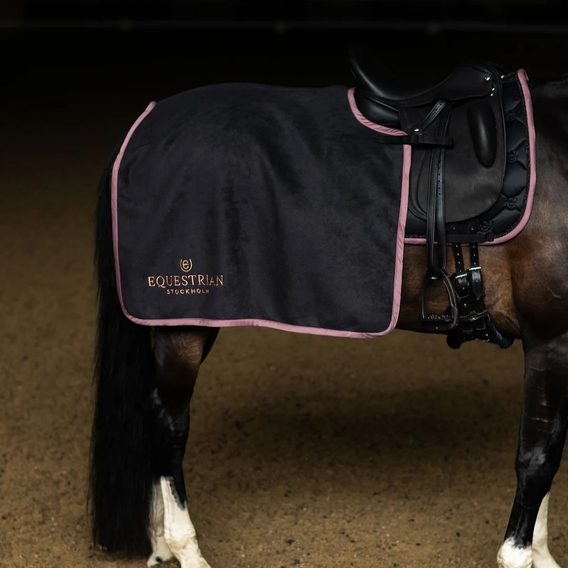 Deka bederní Equestrian Stockholm Fleece Quarter Black blush Kolekce 2026/27