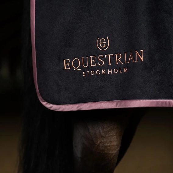 Deka bederní Equestrian Stockholm Fleece Quarter Black blush Kolekce 2026/27