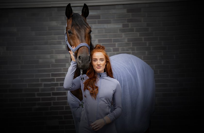 Dívka s koněm, oba ve světle fialovém kousku z kolekce Classic Sports 2026