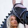 Čabraka na uši Equestrian Stockholm Modern Midsummer Blush Kolekce 2026