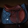 Podsedlová dečka Equestrian Stockholm Crystal Shine Blue Meadow Kolekce 2026/27