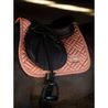 Podsedlová dečka Equestrian Stockholm Modern Coral Kolekce 2025