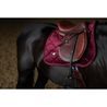 Podsedlová dečka Equestrian Stockholm Velvet Merlot Kolekce 2026/27