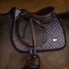 Podsedlová dečka Equestrian Stockholm Modern Dark Violet Kolekce 2025/26