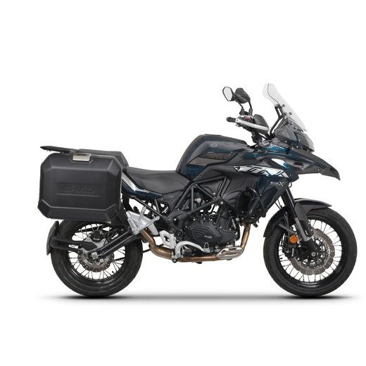 KOMPLETNÁ SADA BOČNÝCH ČIERNYCH HLINÍKOVÝCH KUFROV SHAD TERRA BLACK, 36/47 L LITROV, VRÁTANE MONTÁŽNEJ SADY SHAD BENELLI TRK 502X