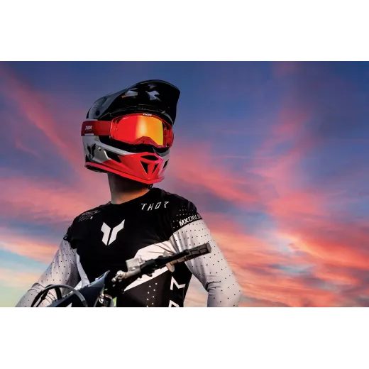 ĶIVERE REFLEX SPORT STRIKE MIPS® HELMET (MELNS, BALTS, SARKANS)